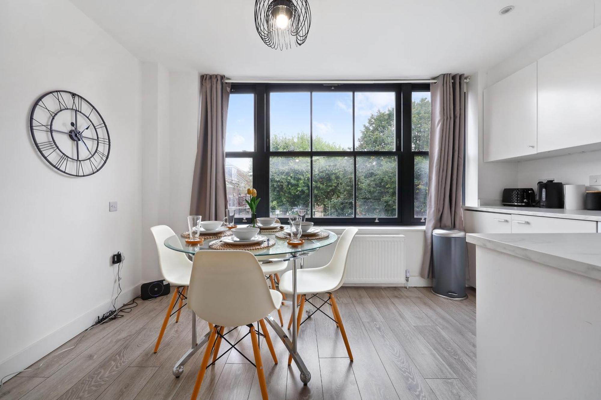 Premium 3 Bedroom 5 Minutes To Enjoy Cashback For September * London